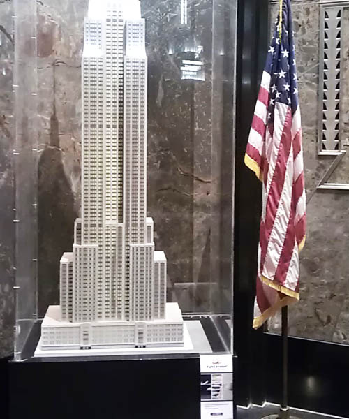 L'Empire State Building est un gratte-ciel de style Art déco situé dans l'arrondissement de Manhattan, à New York.